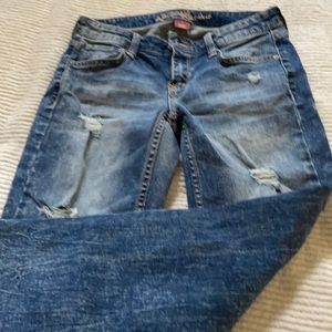 Capri distressed jeans